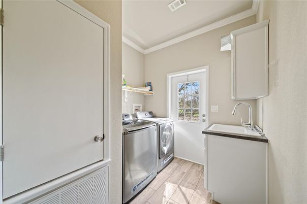 Interior, Washer, Wood Texture Flooring