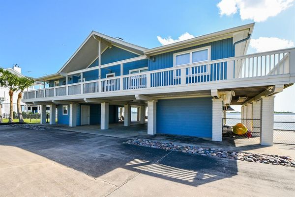 Attached, Exterior, Facade, American Craftsman