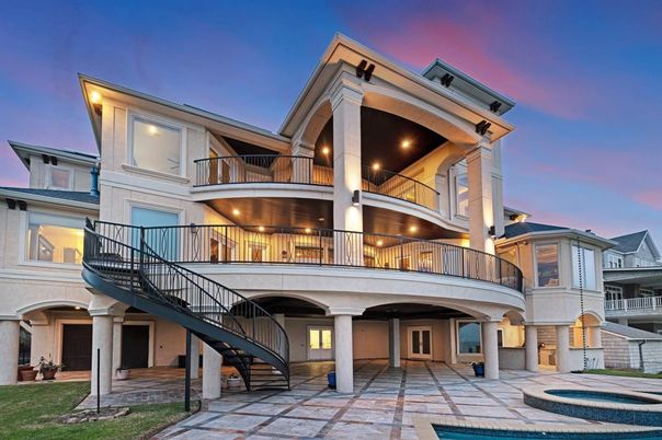 Exterior, Facade, Pool, Modern