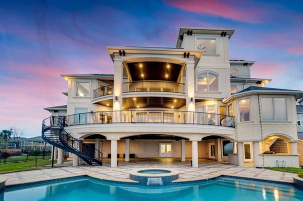 Exterior, Facade, Pool, Modern