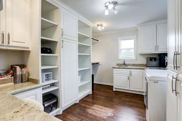 Interior, Washer, Wood Texture Flooring