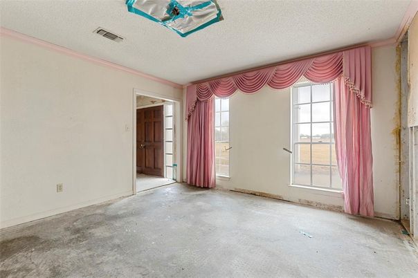 Empty room, Interior
