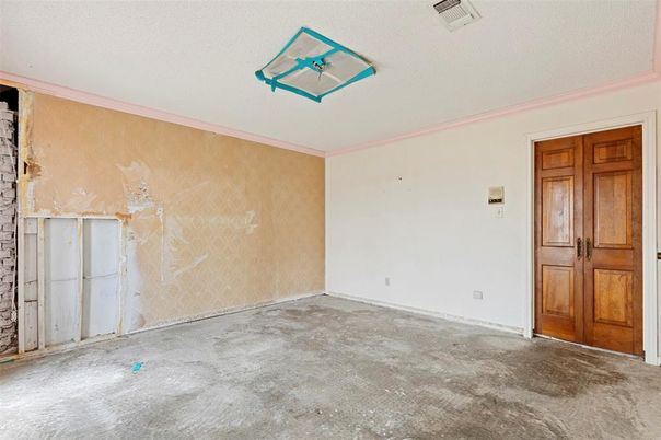 Empty room, Interior