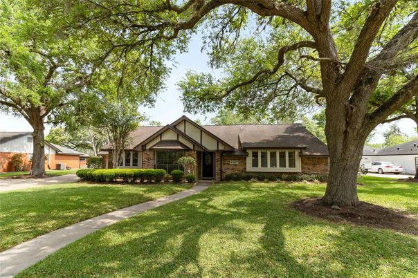 Backyard, Exterior, Facade, Brick Facade, Ranch
