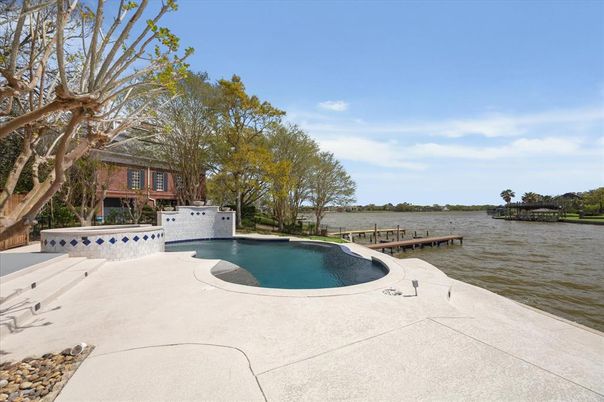 Exterior, Lake