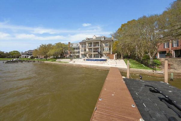 Exterior, Lake