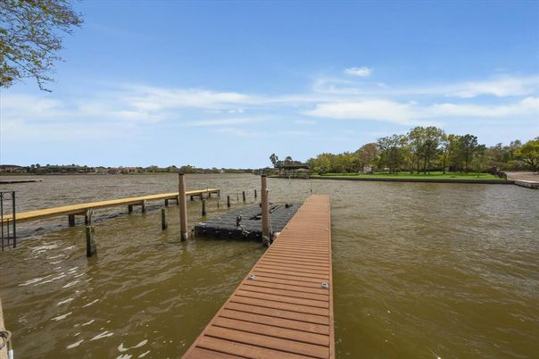 Exterior, Lake
