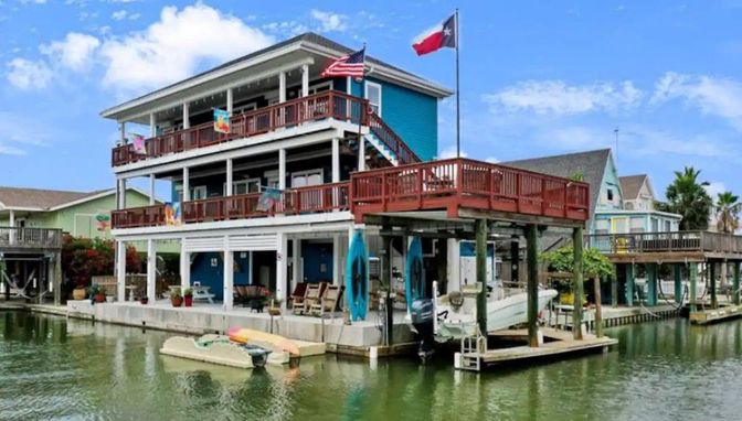 Exterior, Lake