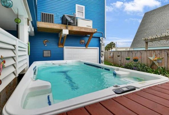Exterior, Hot Tub