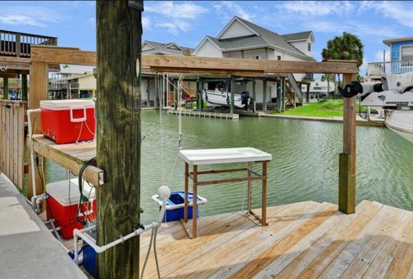 Exterior, Lake