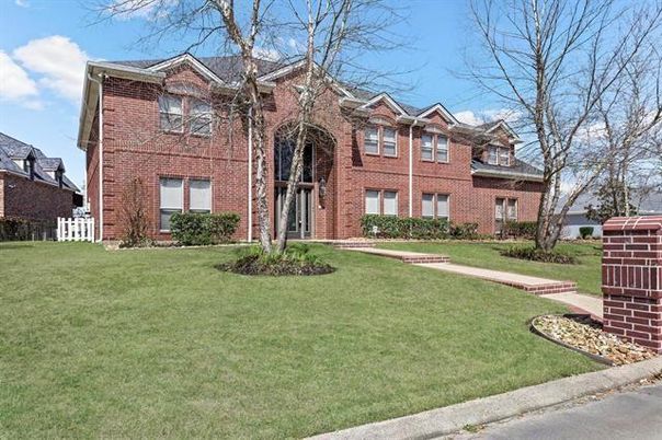Backyard, Exterior, Facade, Brick Facade, Brick Traditional