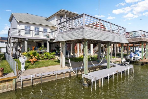 Exterior, Lake