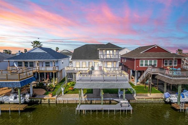Exterior, Lake