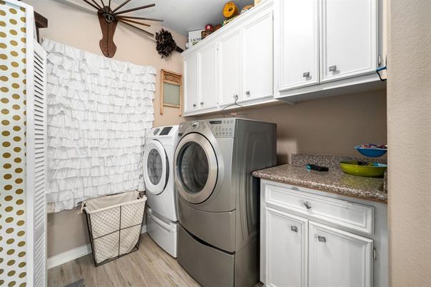 Interior, Washer, Wood Texture Flooring