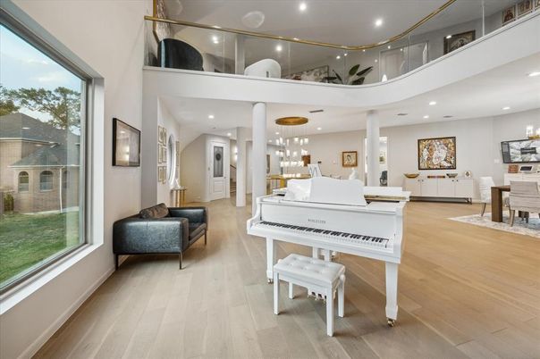 Dining room, Interior, Pendant Lights, Piano, Recessed Lighting, Wood Texture Flooring