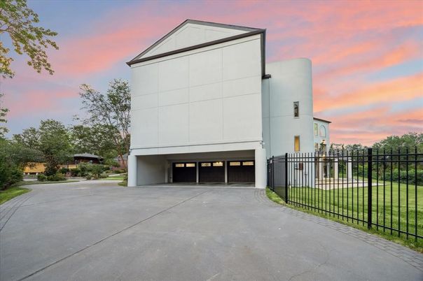 Exterior, Facade, Modern