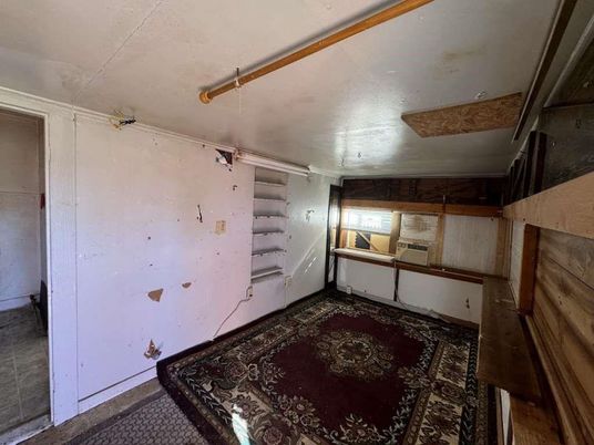 Empty room, Interior