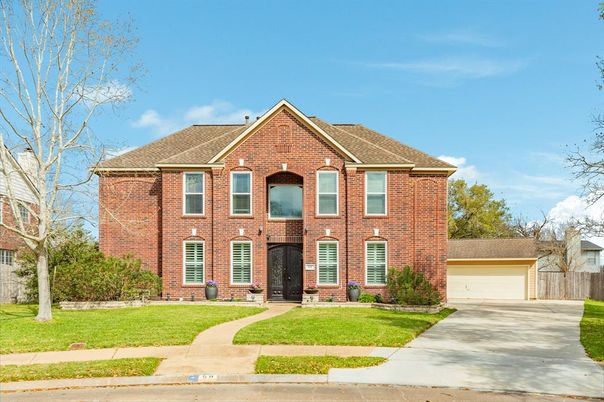 Exterior, Facade, Brick Facade, Georgian