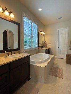 Bathroom, Dual Sink Vanities, Interior, Recessed Lighting