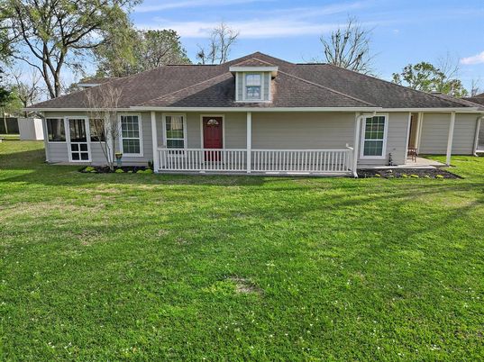 Backyard, Exterior, Facade, Ranch