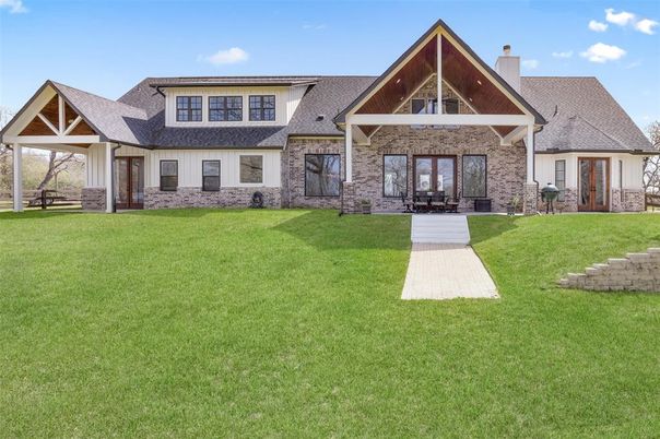 Backyard, Exterior, Facade, Brick Facade, Ranch