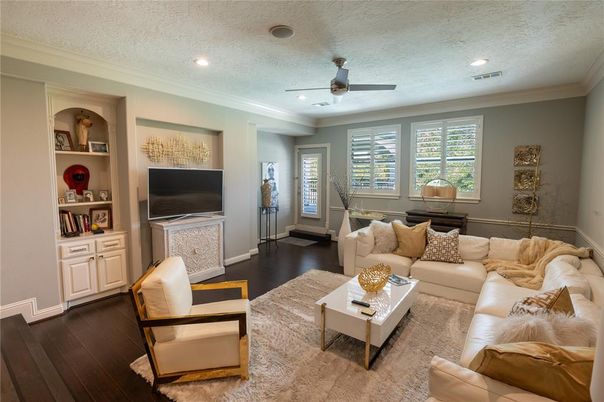 Interior, Living room, Recessed Lighting, Wood Texture Flooring