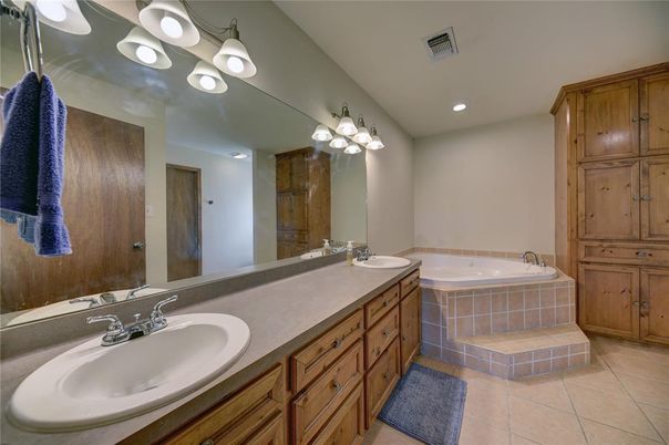 Bathroom, Dual Sink Vanities, Interior, Recessed Lighting
