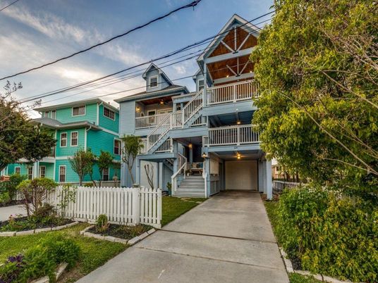 Attached, Exterior, Facade, Queen Anne Victorian