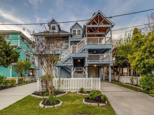 Exterior, Facade, Queen Anne Victorian