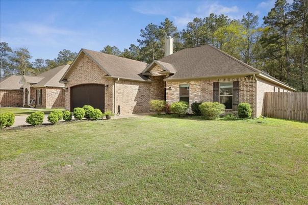 Backyard, Exterior, Facade, Brick Facade, Brick Traditional
