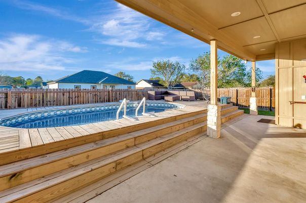 Exterior, Pool