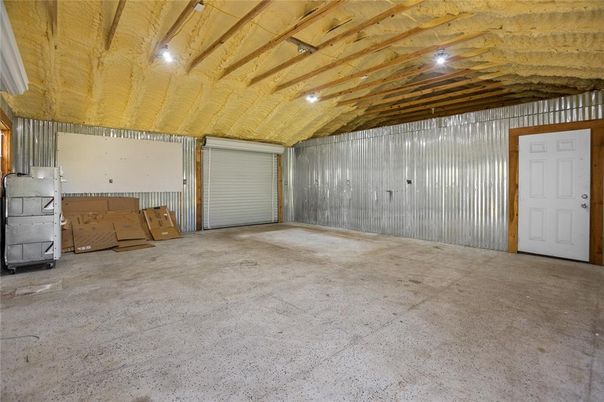 Empty room, Interior, Wooden Beams