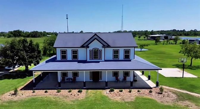 Exterior, Facade, Farmhouse