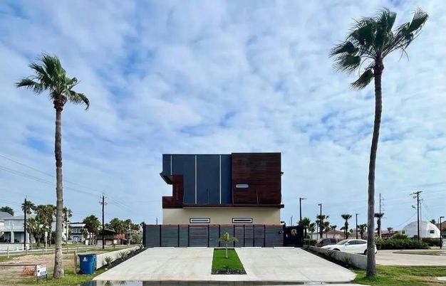 Exterior, Facade, Modern