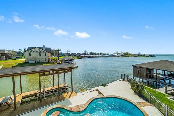 Exterior, Lake, Pool, Water