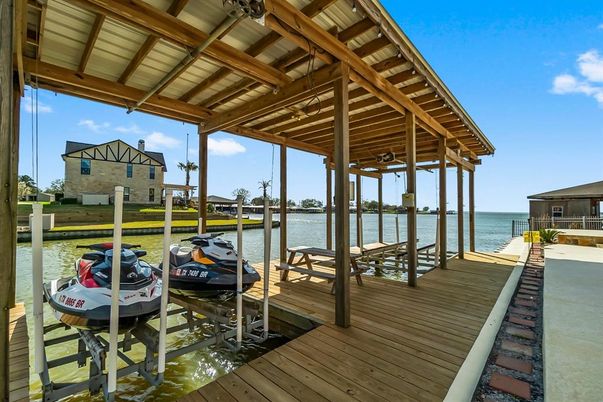 Exterior, Lake