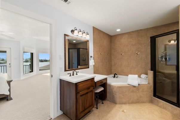 Bathroom, Dual Sink Vanities, Interior, Recessed Lighting
