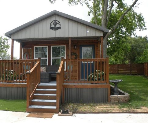 Exterior, Facade, Log Home