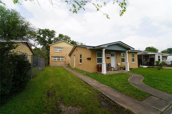 Backyard, Exterior, Facade, Ranch