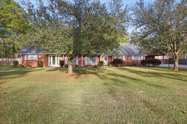 Backyard, Exterior, Facade, Brick Facade, Ranch