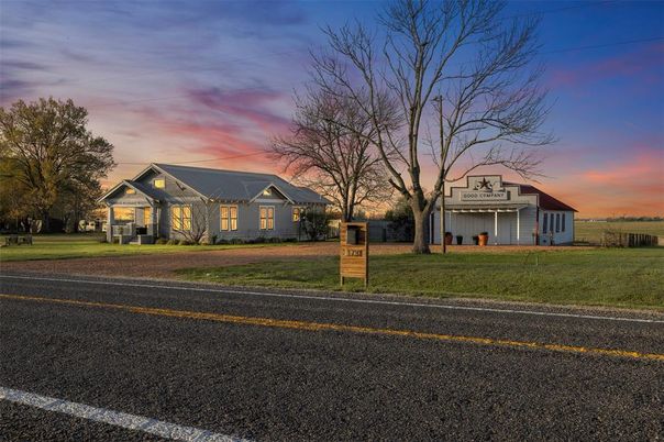 Backyard, Exterior, Facade, Ranch