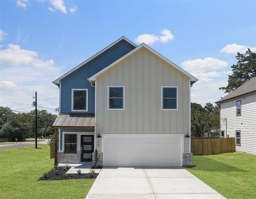 Attached, Exterior, Facade, Farmhouse
