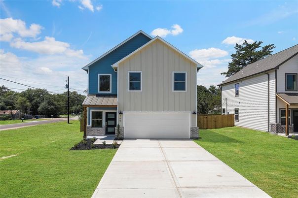 Attached, Exterior, Facade, Farmhouse