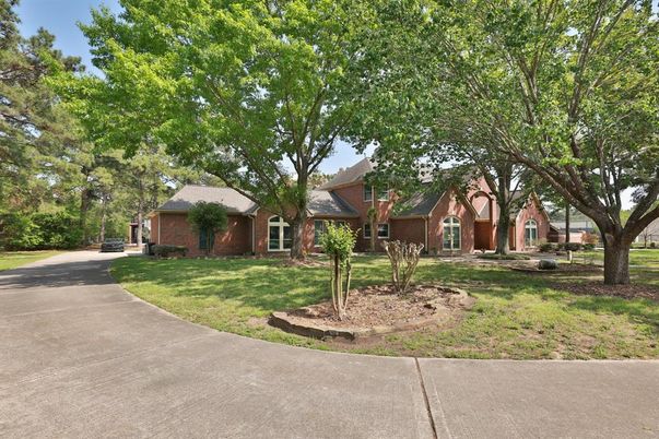 Exterior, Facade, Brick Facade, Ranch