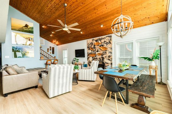 Dining room, Interior, Living room, Pendant Lights, Recessed Lighting, Wooden Ceilings, Wood Texture Flooring