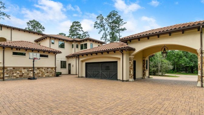 Attached, Exterior, Facade, Mediterranean