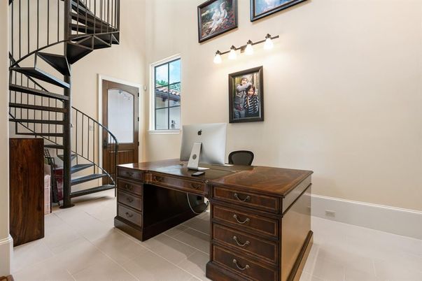 Home Office, Interior