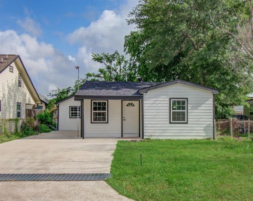 Backyard, Exterior, Facade, Ranch
