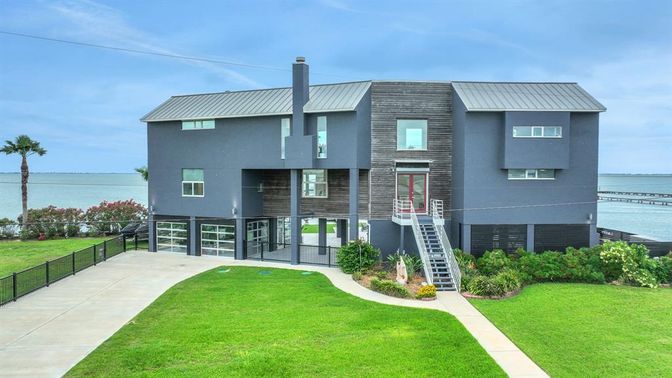 Backyard, Exterior, Facade, Water, Modern