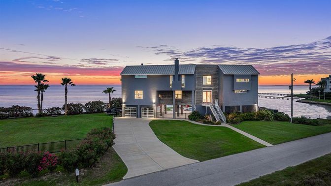 Exterior, Facade, Water, Modern
